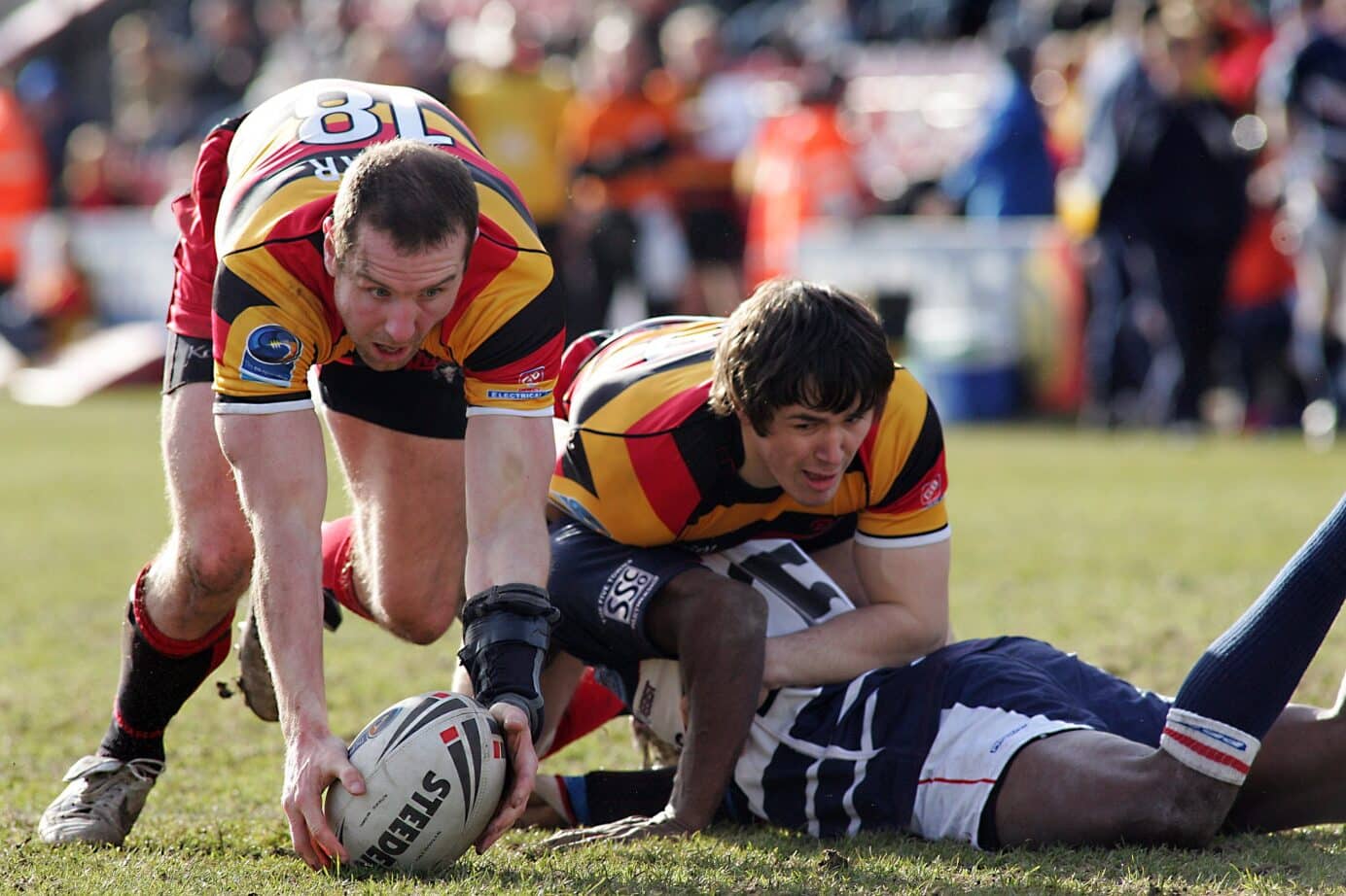 2010 - Dewsbury v Featherstone - Rams Chris Spurr picks retreives the ball